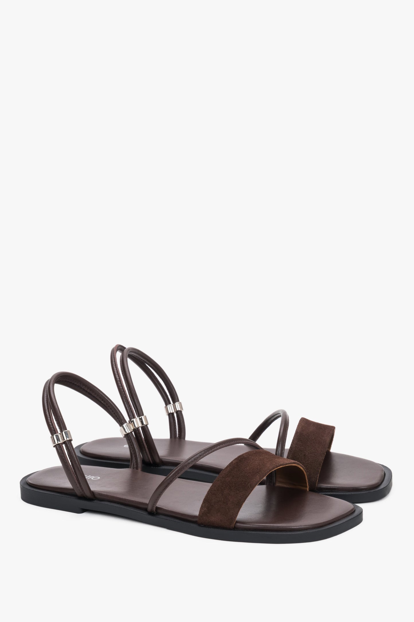 Dunkelbraune Damen-Sandalen aus Leder und Velours in schräger Vorderansicht mit silberfarbenen Details