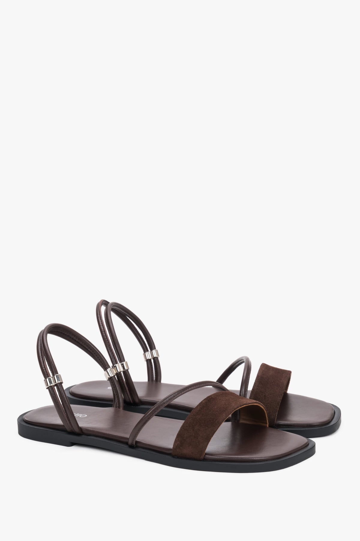 Dunkelbraune Damen-Sandalen aus Leder und Velours in schräger Vorderansicht mit silberfarbenen Details