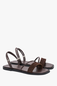Dunkelbraune Damen-Sandalen aus Leder und Velours in schräger Vorderansicht mit silberfarbenen Details