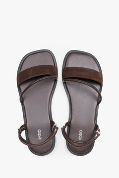 Dunkelbraune Damen-Sandalen von oben mit schmalen Riemen und offener Form