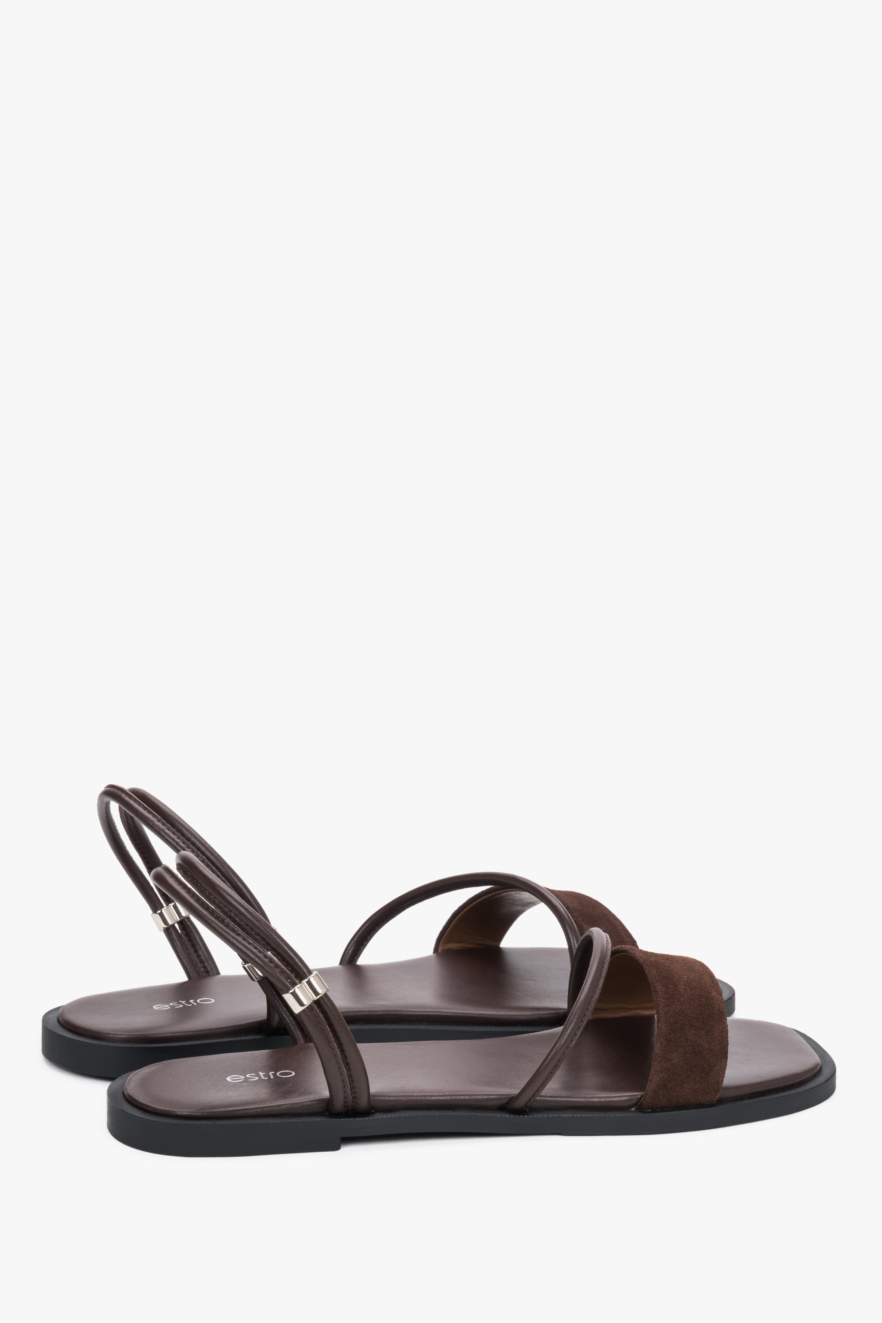 Dunkelbraune Damen-Sandalen aus Leder und Velours als Paar in schräger Seitenansicht