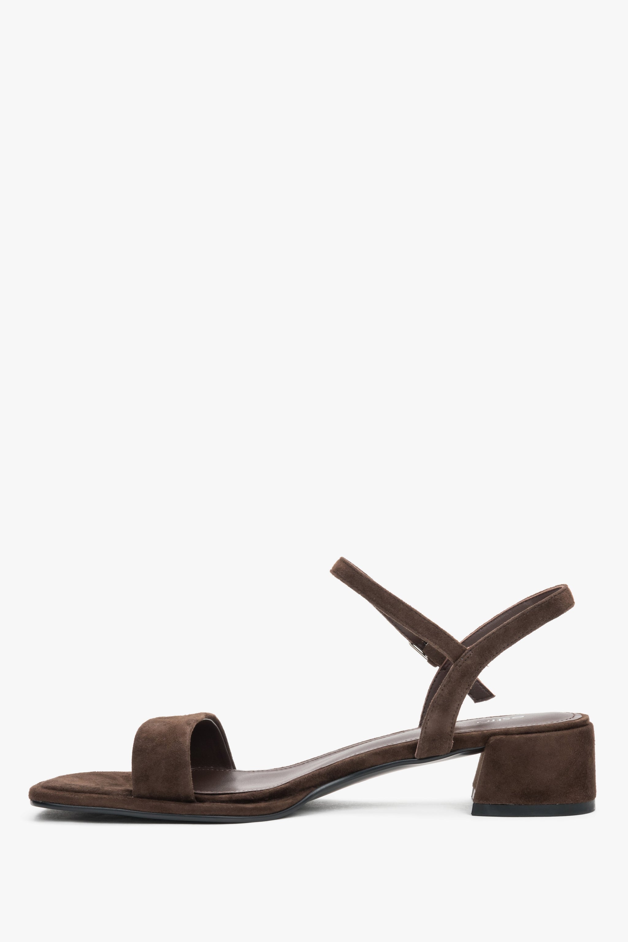Elegante dunkelbraune Velours-Sandalen für Damen mit offener Form