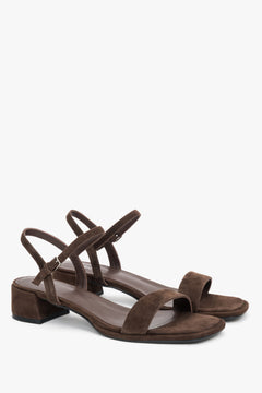 Seitenansicht der dunkelbraunen Damen-Sandalen mit Blockabsatz