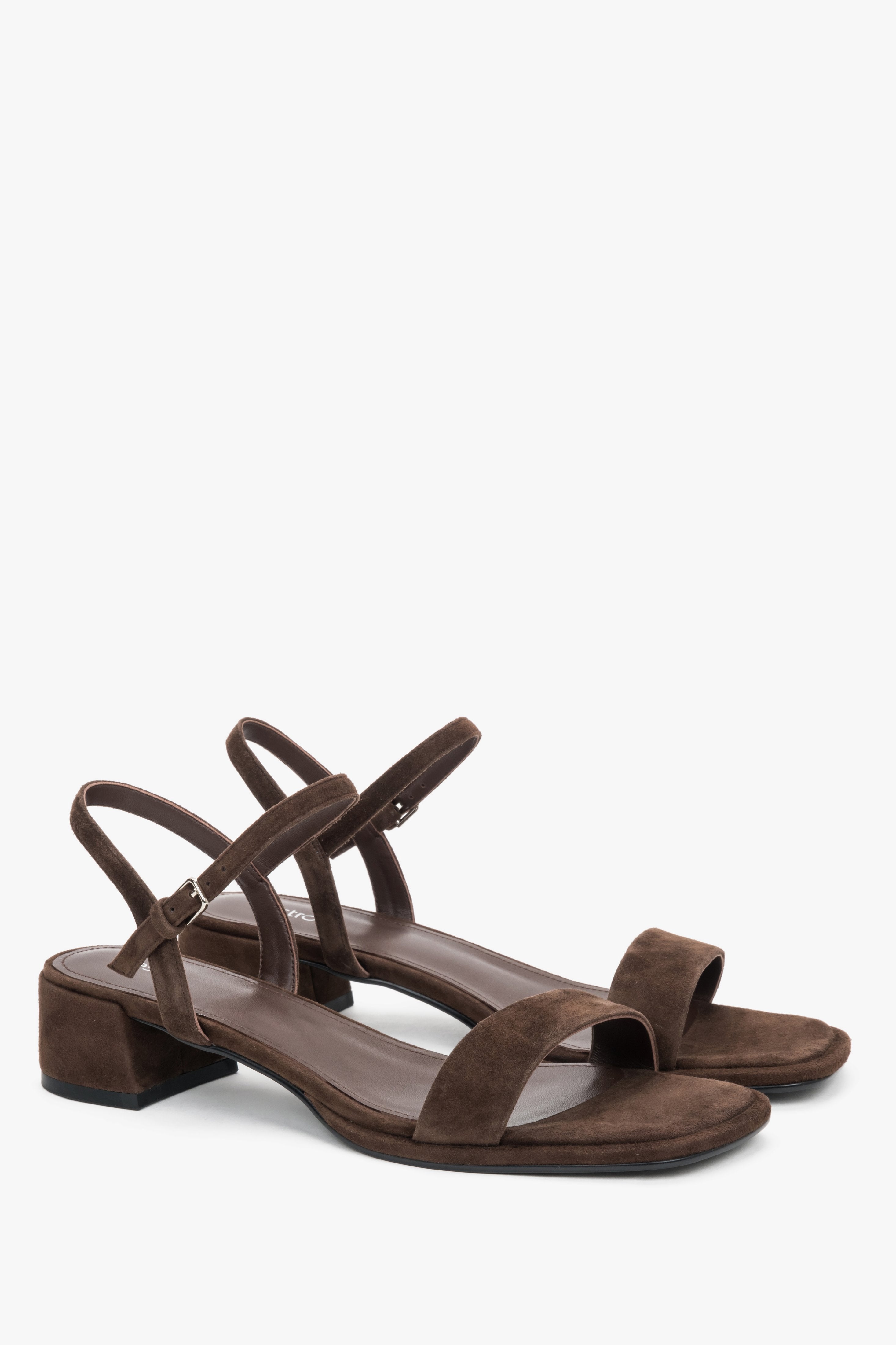 Seitenansicht der dunkelbraunen Damen-Sandalen mit Blockabsatz