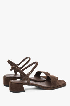 Dunkelbraune Damen-Sandalen mit verstellbarer Schnalle und niedrigem Absatz