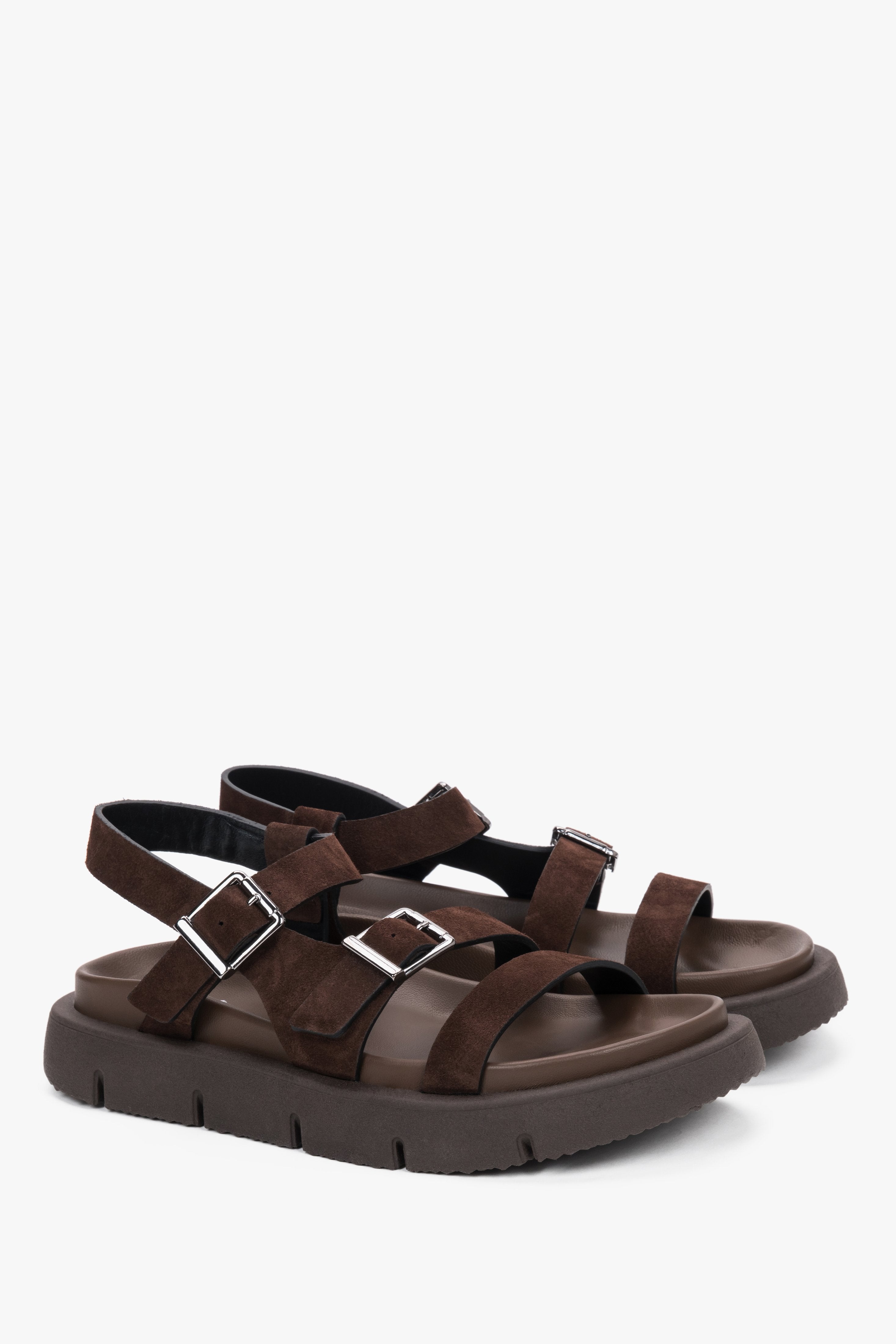 Dunkelbraune Damen-Sandalen aus Velours als Paar in schräger Vorderansicht