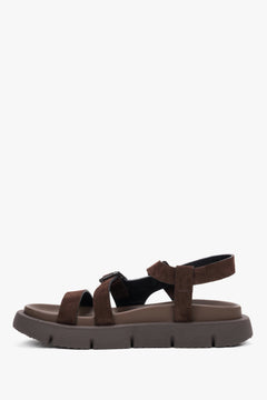 Dunkelbraune Damen-Sandale aus Velours von der Seite mit flacher TR-Sohle