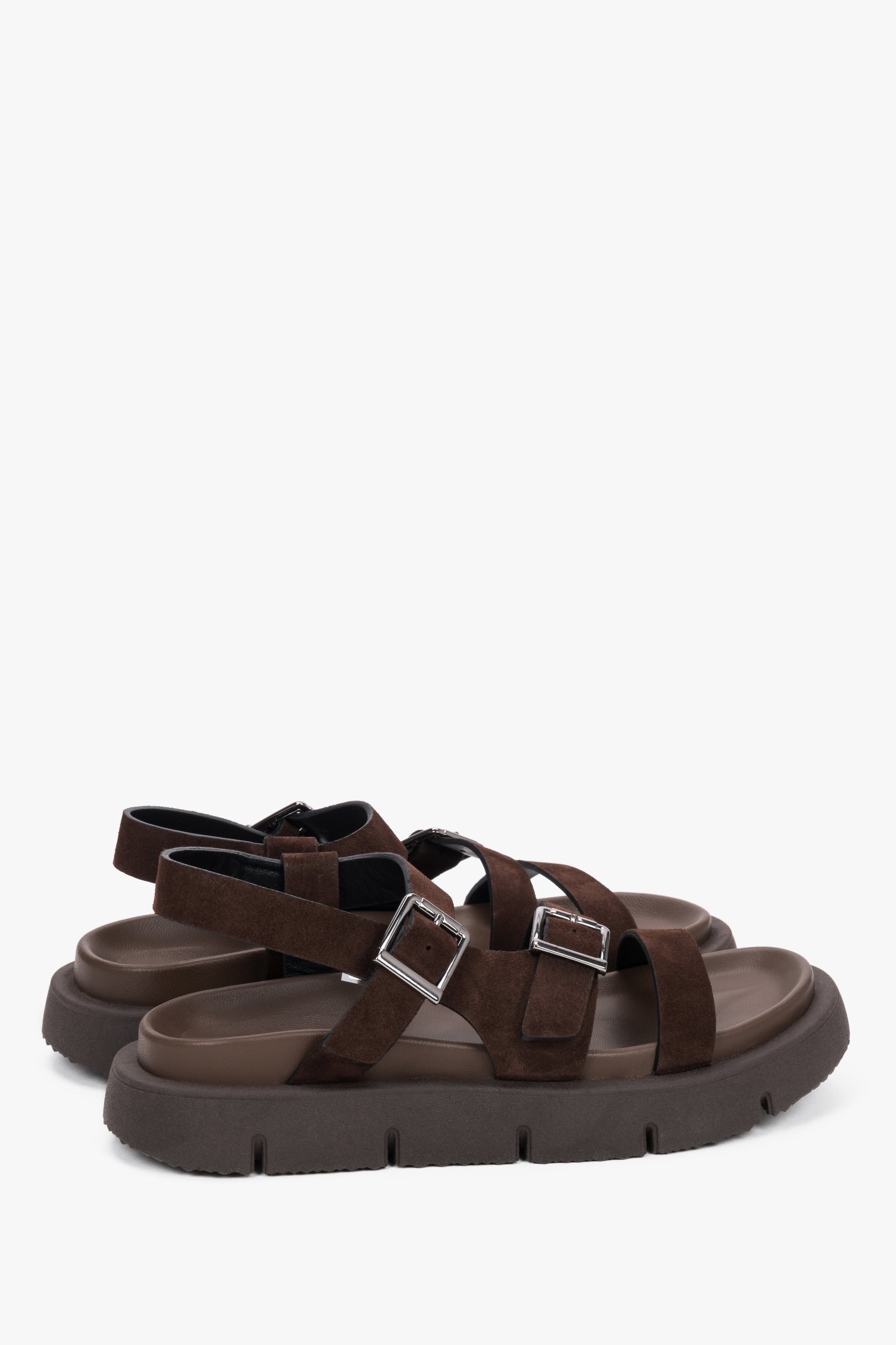 Dunkelbraune Damen-Sandalen aus Velours in schräger Seitenansicht mit silberfarbenen Schnallen