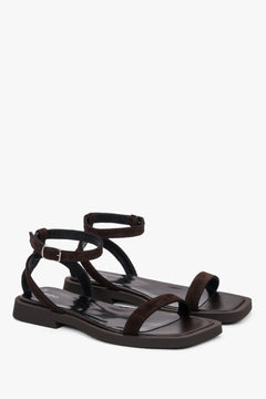 Dunkelbraune Damen-Sandalen aus Velours als Paar in schräger Vorderansicht