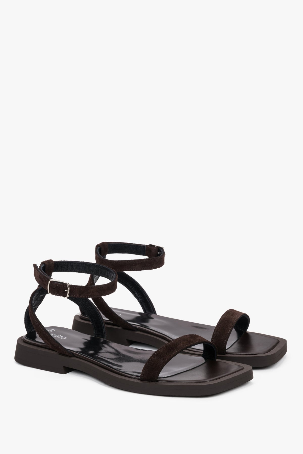 Dunkelbraune Damen-Sandalen aus Velours als Paar in schräger Vorderansicht