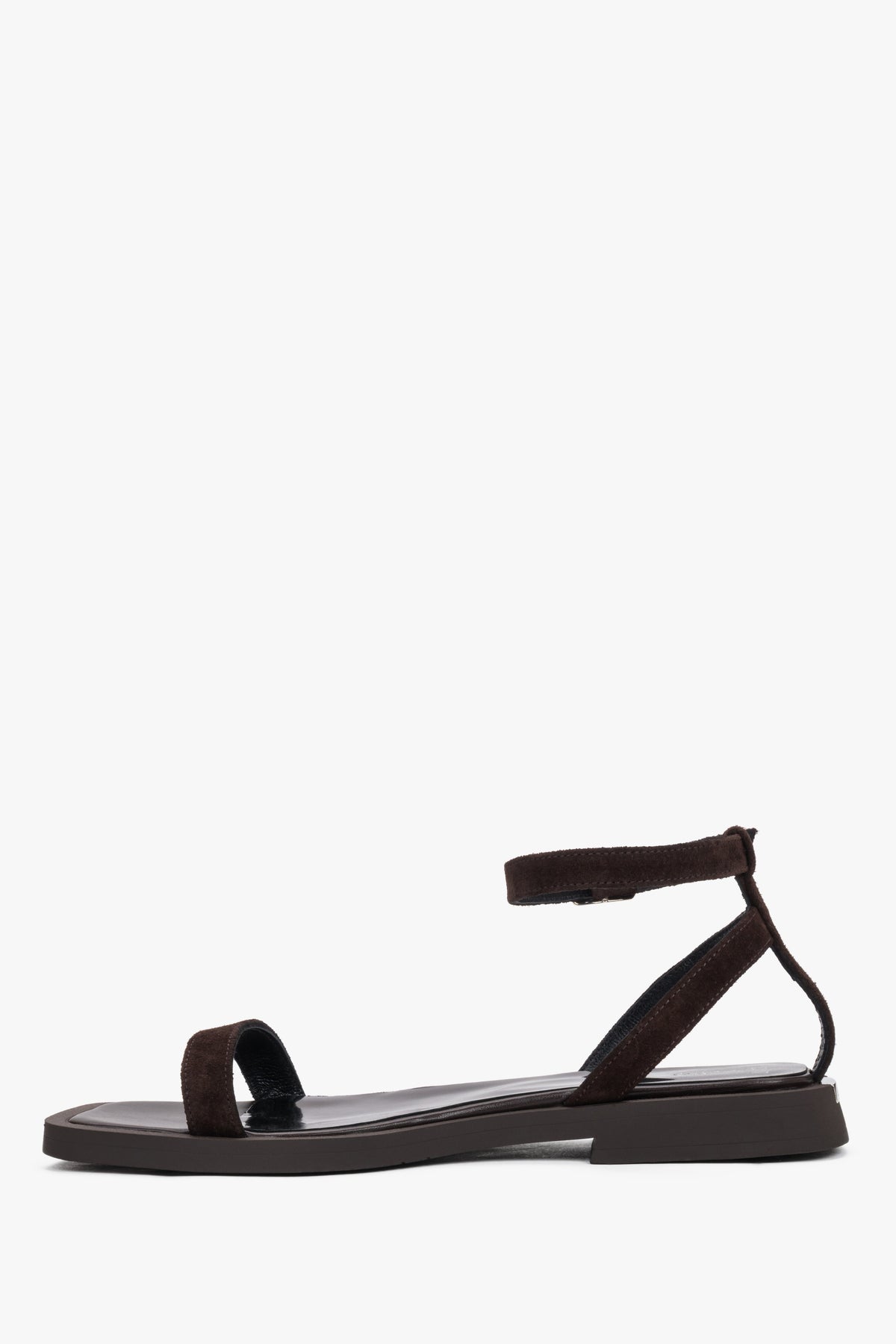 Dunkelbraune Damen-Sandale aus Velours von der Seite mit flacher TR-Sohle