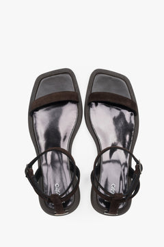 Dunkelbraune Damen-Sandalen von oben mit schmalen Riemen und Lederdecksohle