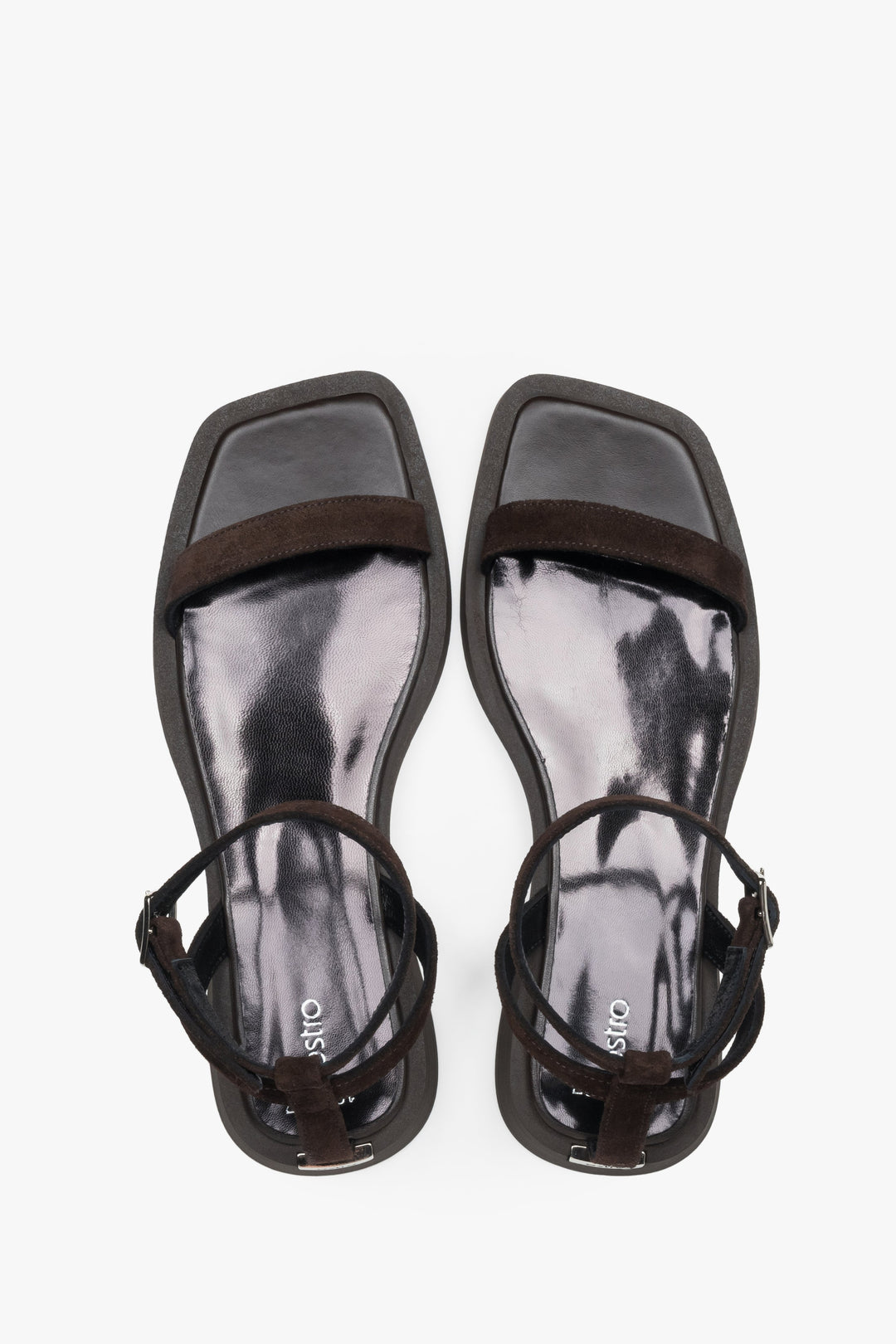 Dunkelbraune Damen-Sandalen von oben mit schmalen Riemen und Lederdecksohle