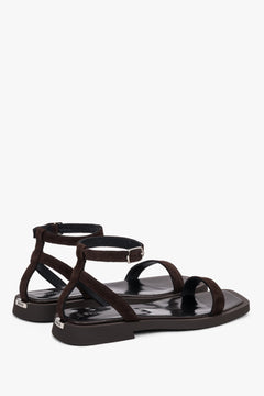 Dunkelbraune Damen-Sandalen aus Velours in schräger Seitenansicht mit Schnalle