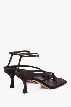 Schräge Ansicht der dunkelbraunen Damen-Sandalen aus Velours