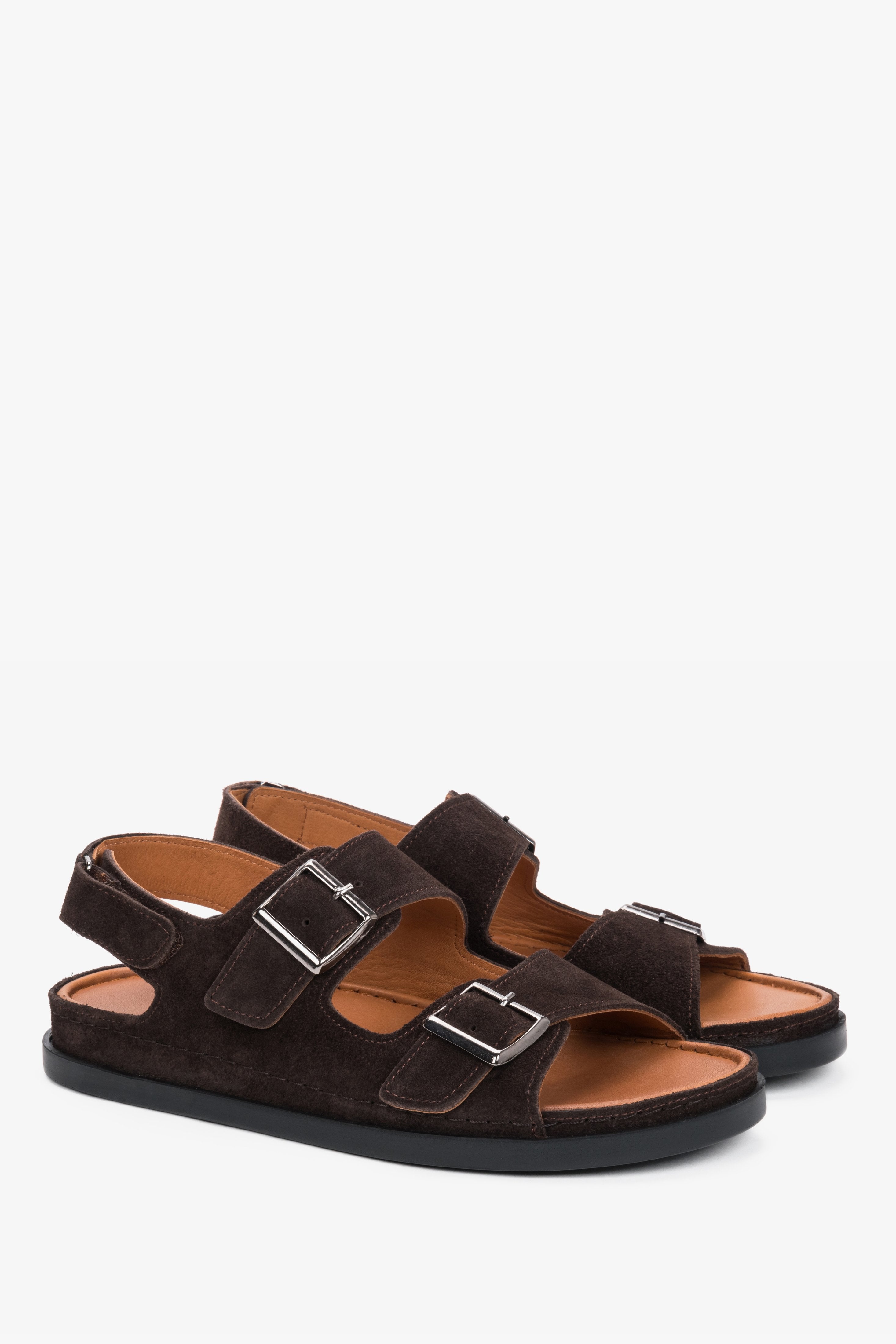 Schrägansicht des Paares dunkelbrauner Damen-Sandalen mit verstellbaren Riemen