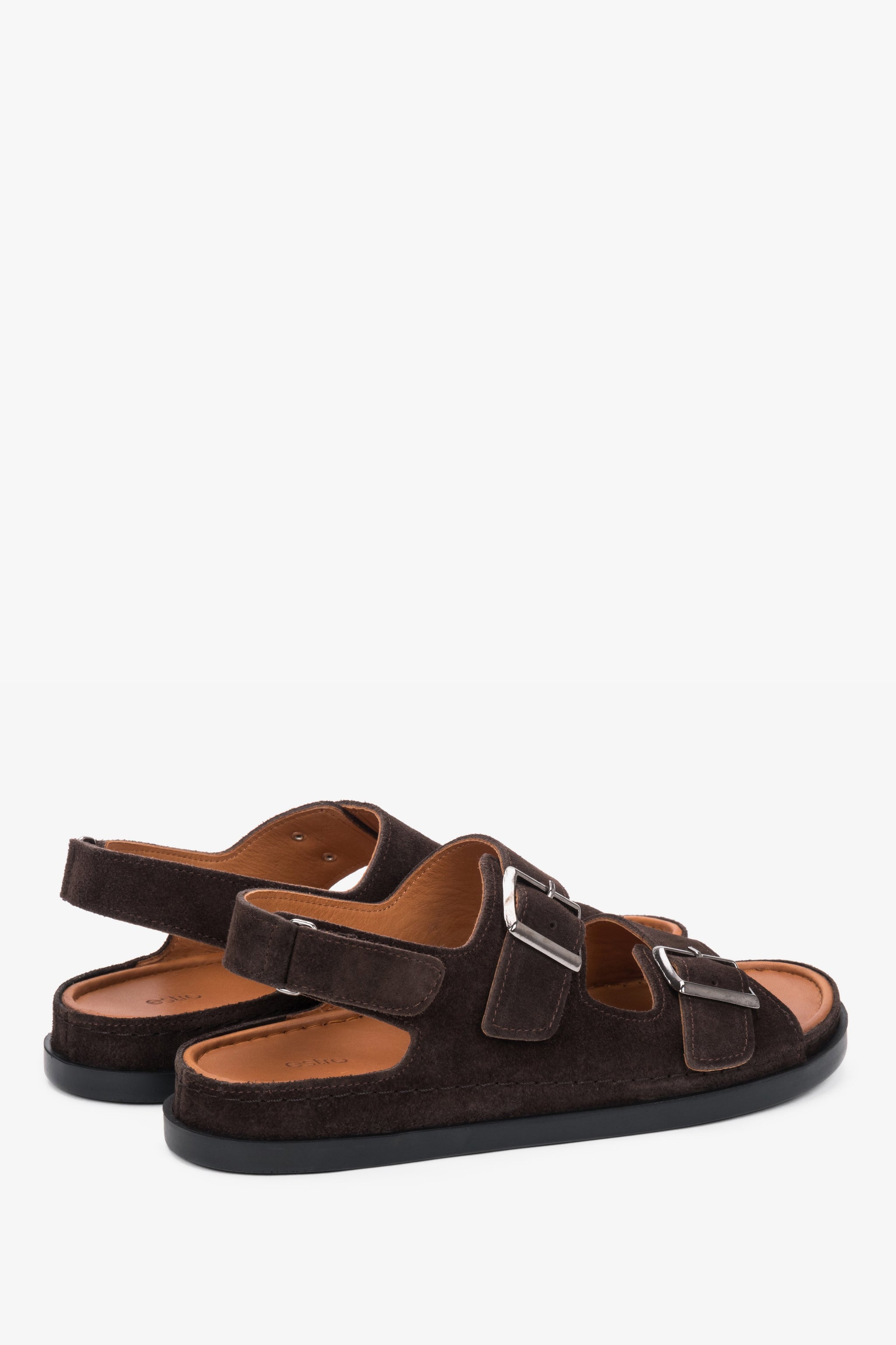 Rückansicht der dunkelbraunen Veloursleder-Sandalen