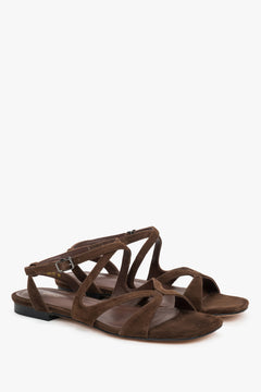 Schräge Seitenansicht der dunkelbraunen Damen-Sandalen aus weichem Veloursleder.