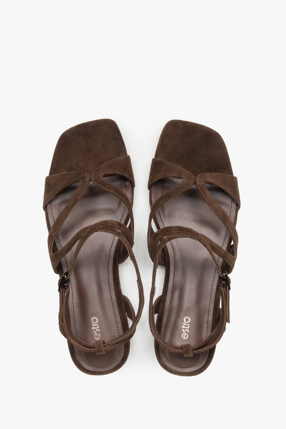 Draufsicht auf das Paar dunkelbrauner Damen-Sandalen mit Schnallenverschluss.