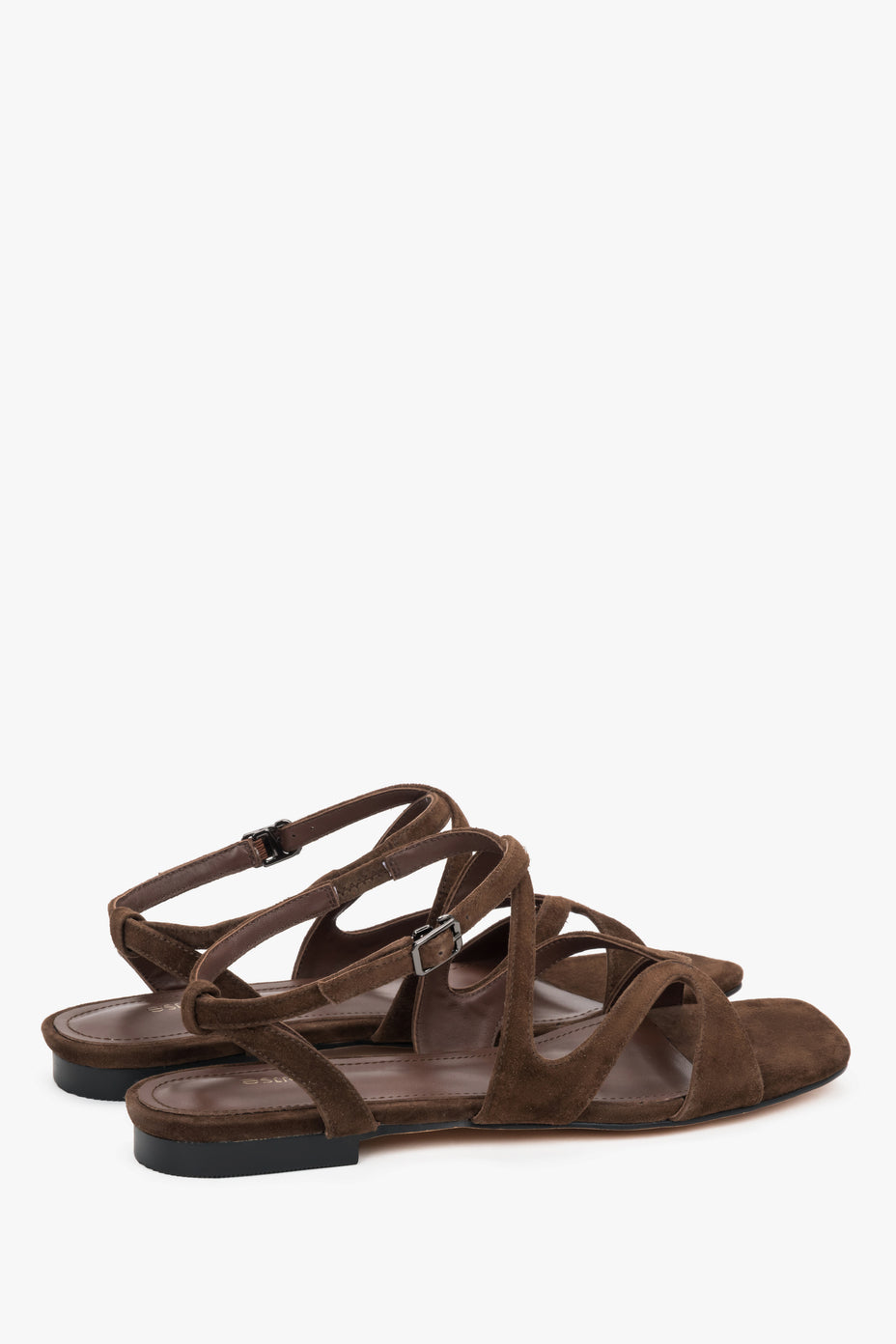 Rückansicht der flachen braunen Damen-Sandalen von Estro.