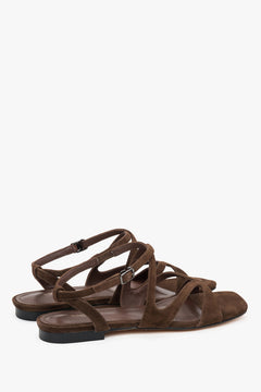 Rückansicht der flachen braunen Damen-Sandalen von Estro.