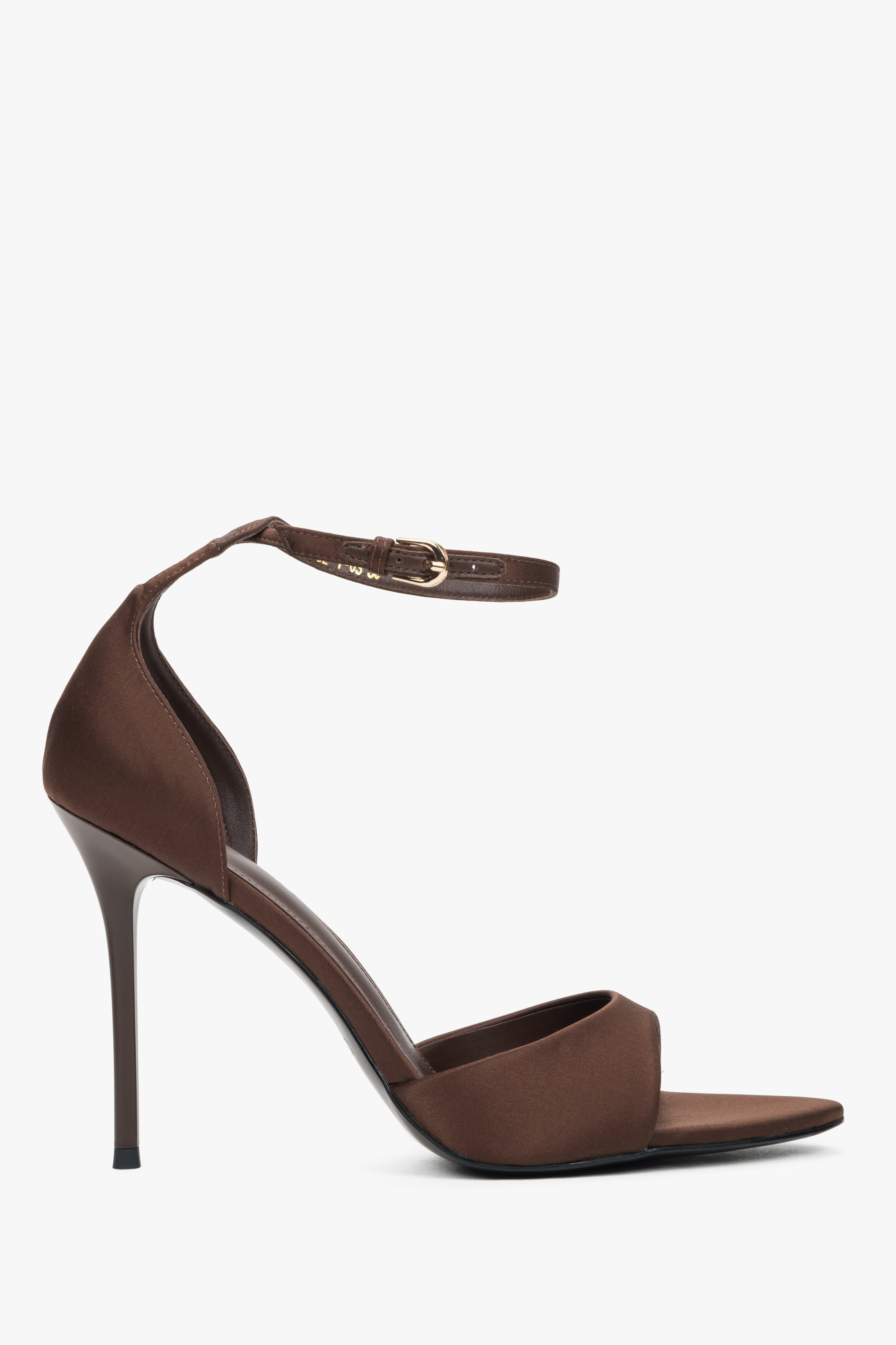 Dunkelbraune Damen-Sandalette mit Stilettoabsatz in seitlicher Ansicht ohne Federapplikation