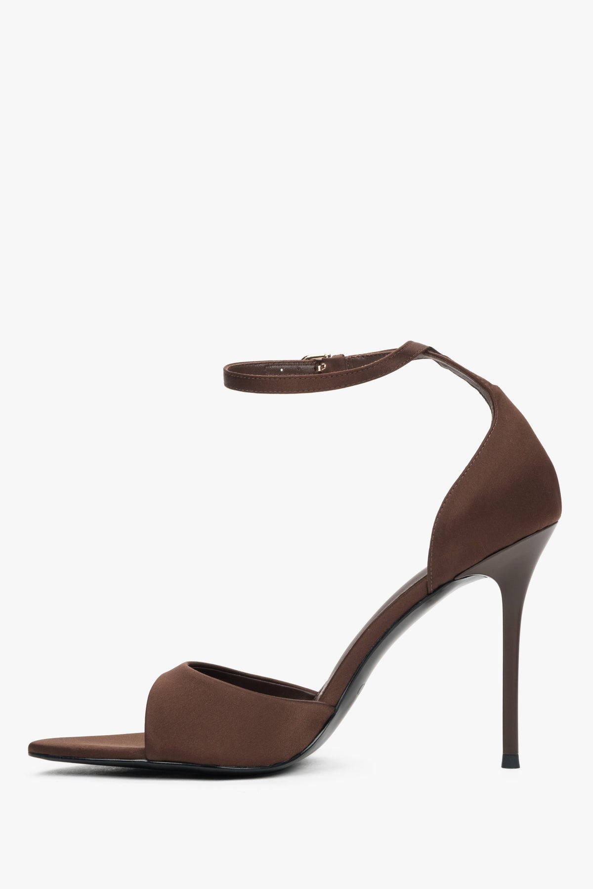Dunkelbraune Damen-Sandalette ohne Federn in seitlicher Ansicht mit 11 cm hohem Absatz