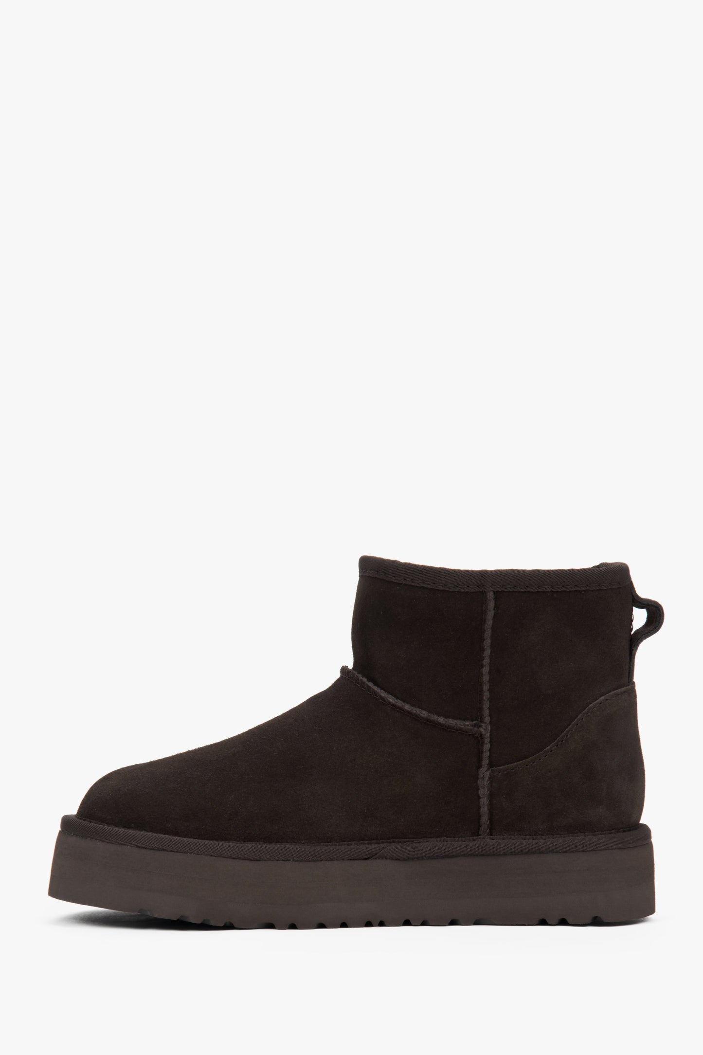 Warme und stylische Damen-Winterstiefel aus dunkelbraunem Velours mit pelzgefüttertem Innenraum.