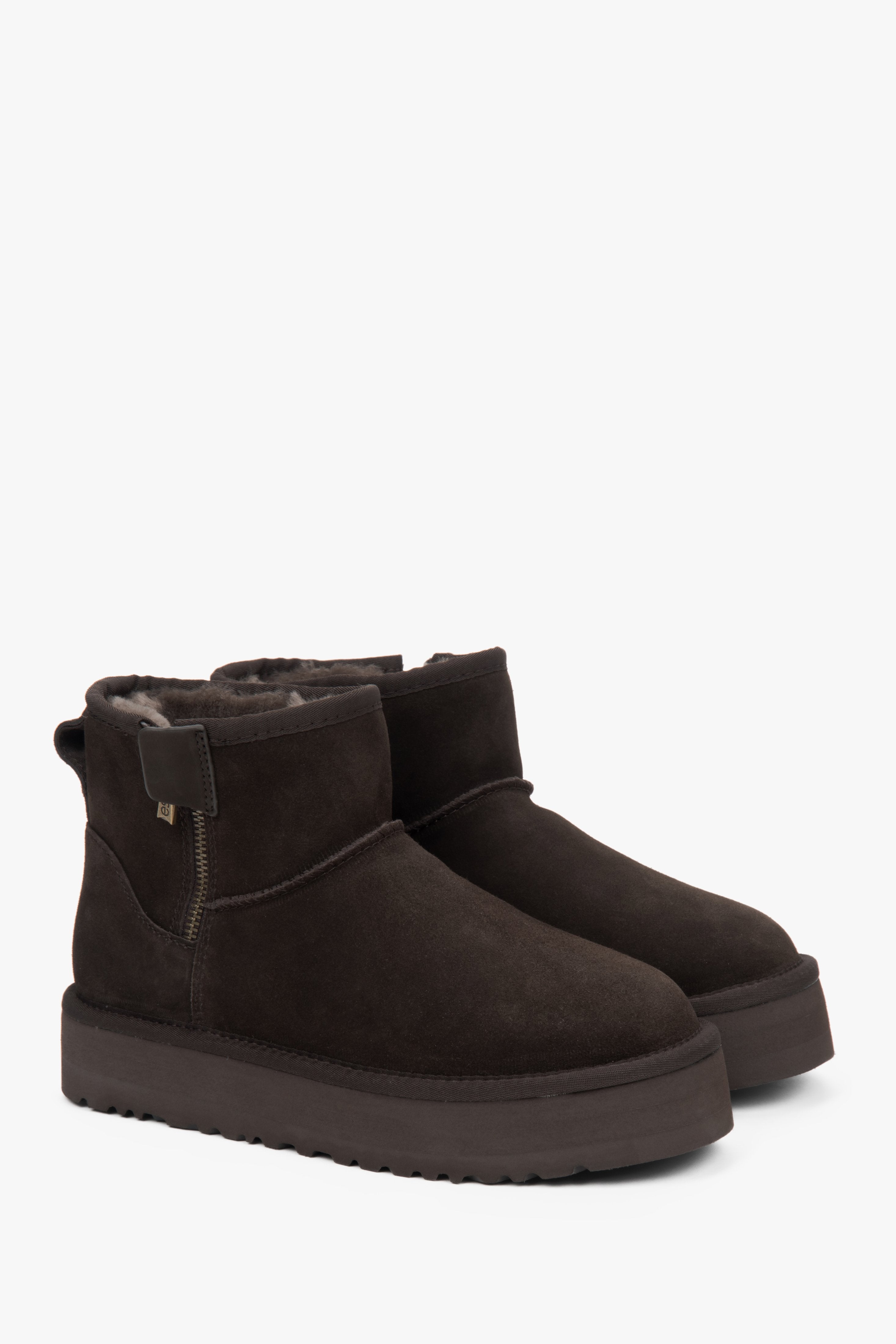 Damen-Winterstiefel aus echtem Velours, mit Pelzfutter, in Dunkelbraun.