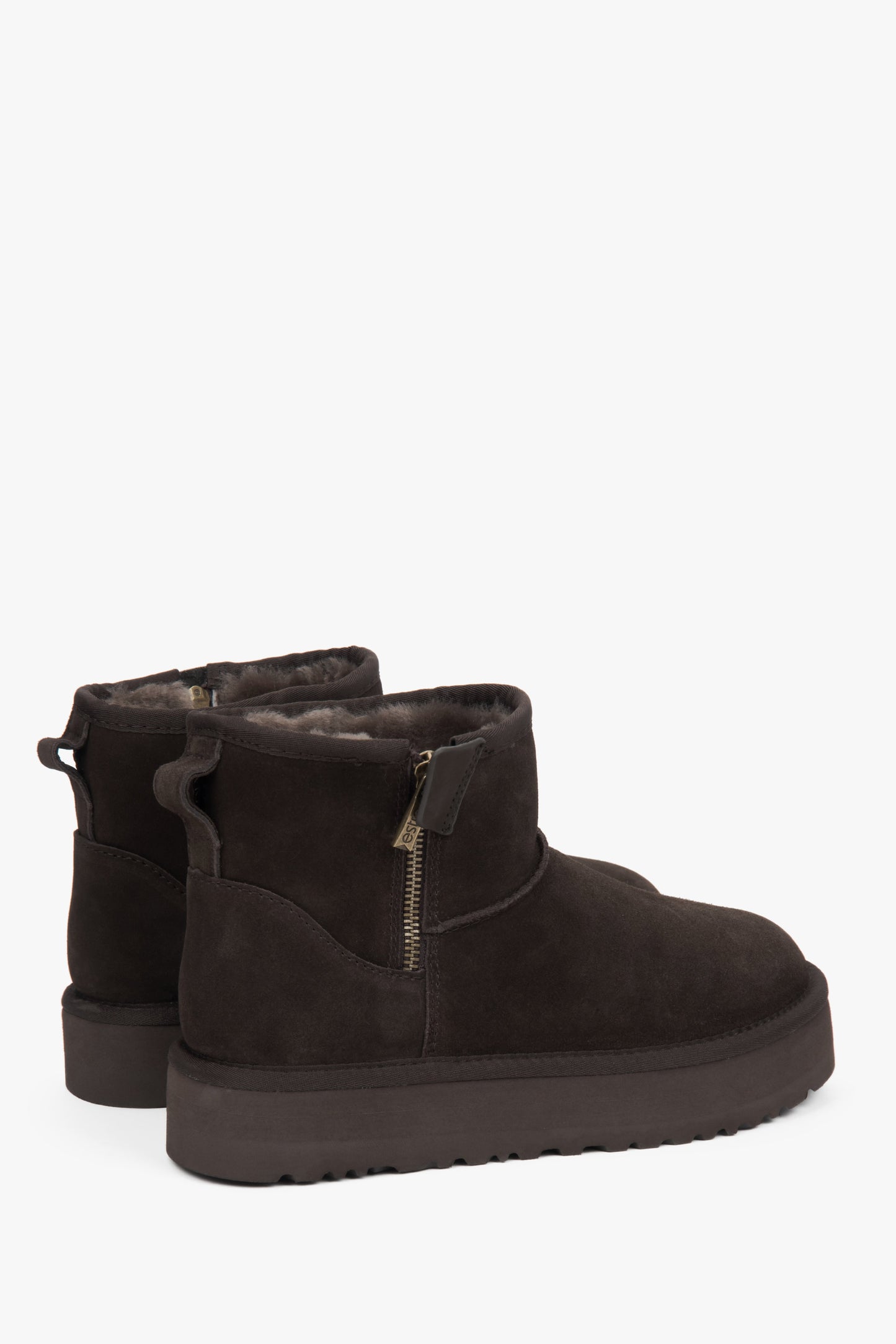 Braune Damen-Winterstiefel aus Velours mit Pelzbesatz.