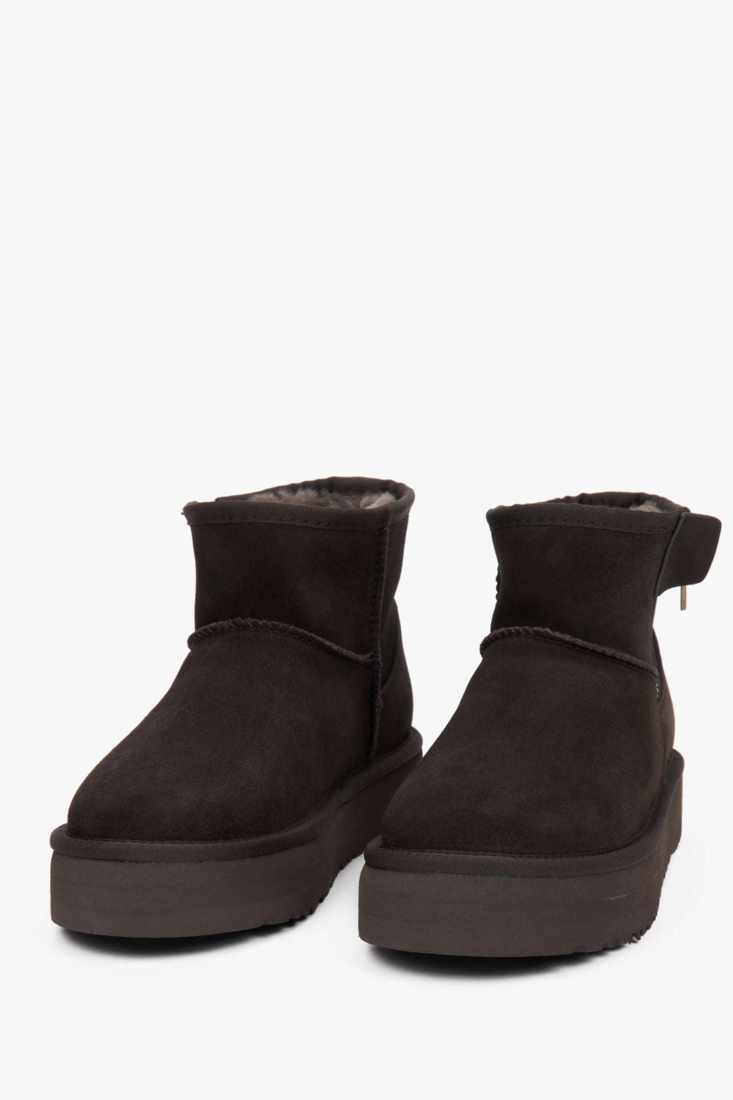Dunkelbraune Damen-Winterstiefel – echtes Velours und warmes Fellfutter.