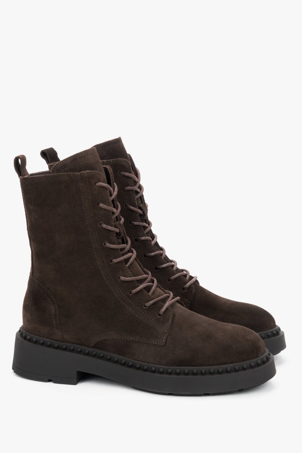 Diagonale Frontalansicht des Paares dunkelbrauner Schnürstiefeletten im Military-Look