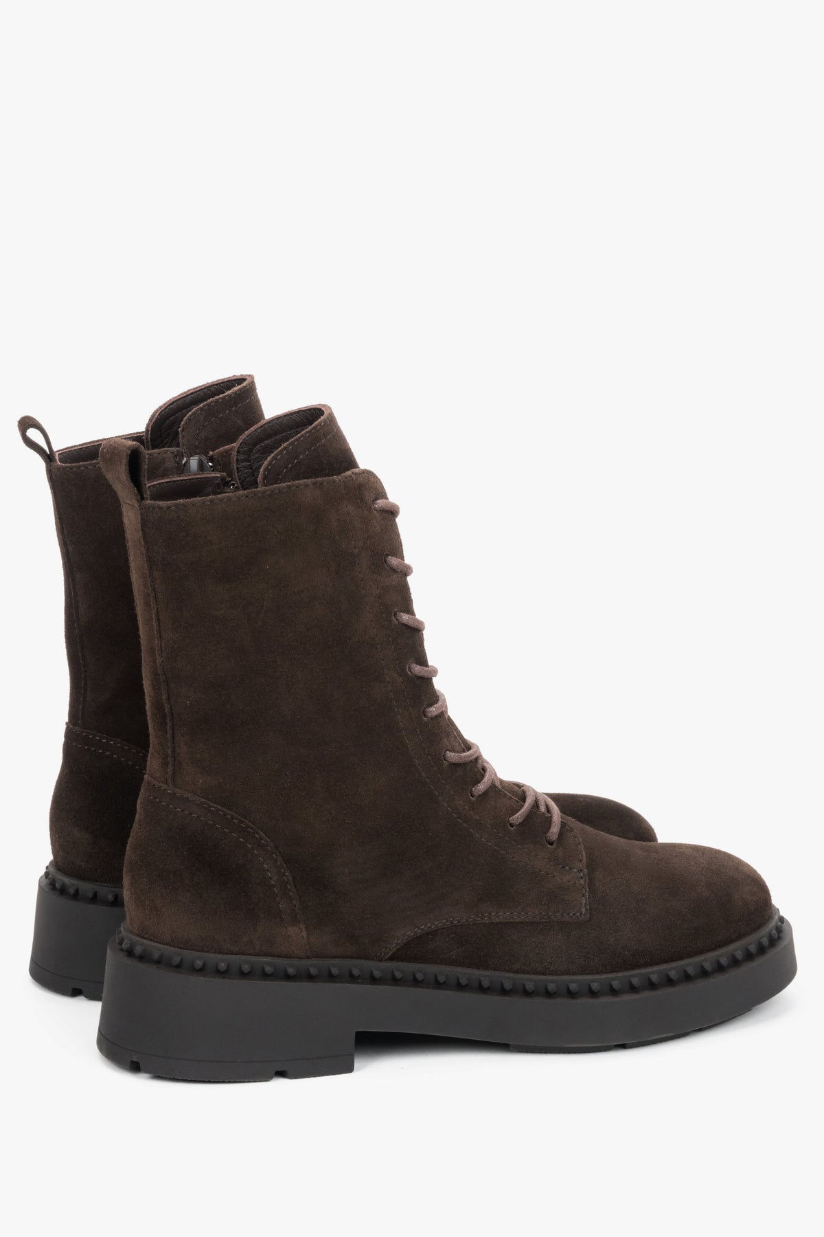 Rückwärtige Ansicht des Paares dunkelbrauner Boots mit markanter TPS-Gummisohle und Zierschnürung
