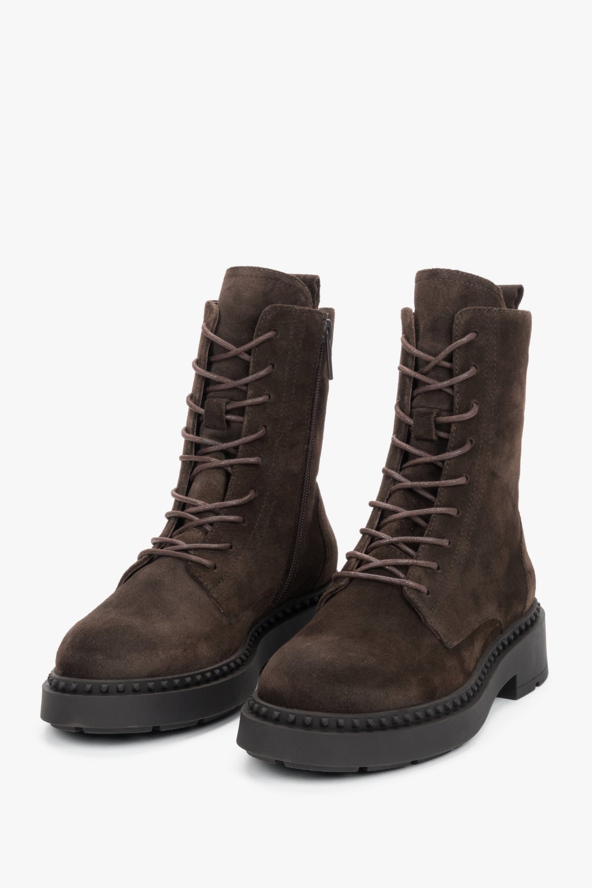 Diagonale Frontalansicht des Paares dunkelbrauner Damen-Schnürstiefeletten aus Veloursleder im Military-Look von Estro