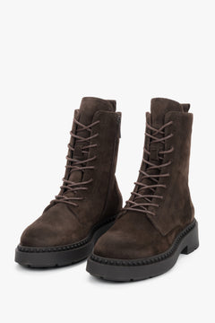 Diagonale Frontalansicht des Paares dunkelbrauner Damen-Schnürstiefeletten aus Veloursleder im Military-Look von Estro