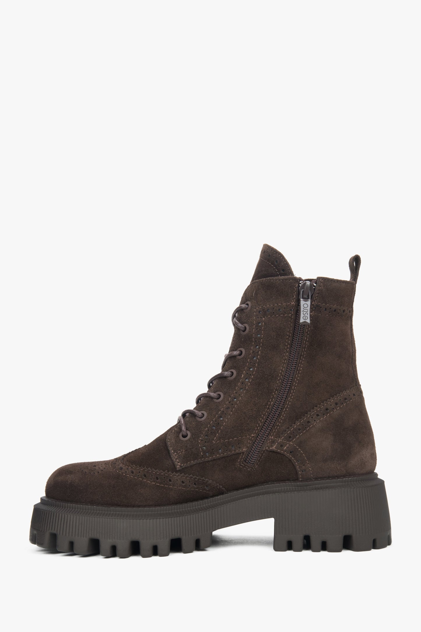 Estro präsentiert Damen-Schnürstiefel in der Farbe Bitter-Schokolade, gefertigt aus hochwertigem italienischem Veloursleder.