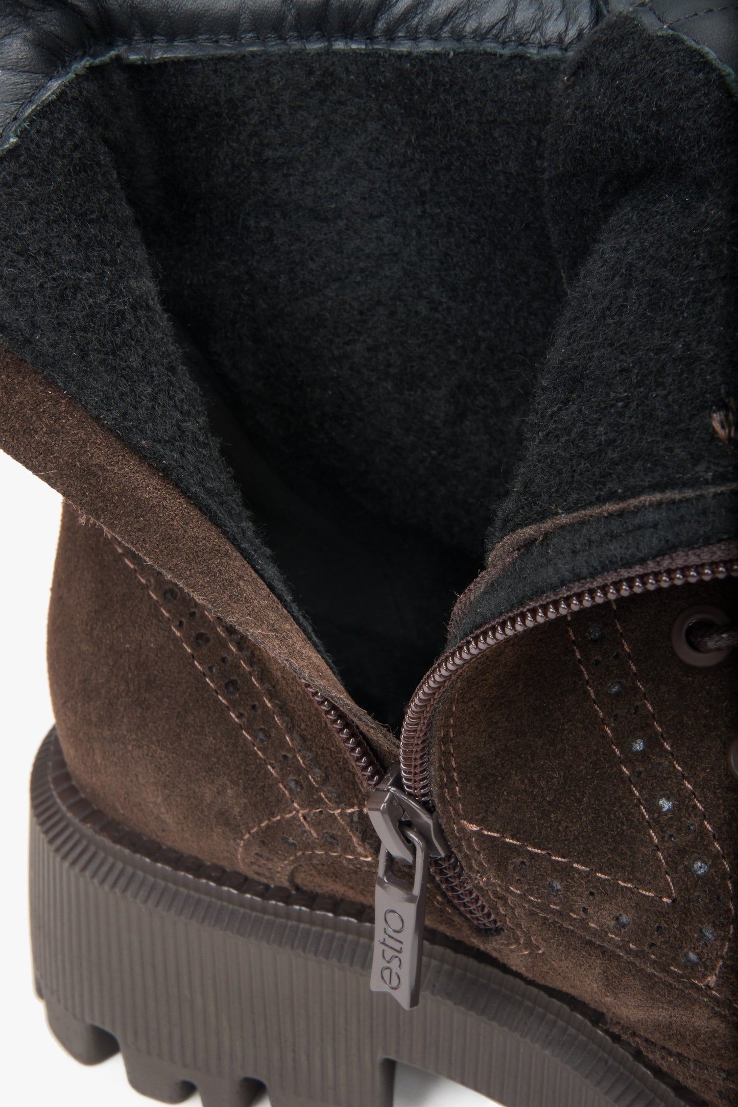 Dunkelbraune Damen-Stiefeletten von Estro im Schnürstil, aus exklusivem italienischem Veloursleder – Innenansicht der Details.