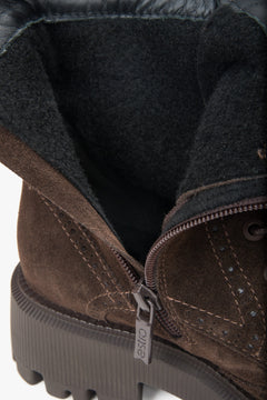 Dunkelbraune Damen-Stiefeletten von Estro im Schnürstil, aus exklusivem italienischem Veloursleder – Innenansicht der Details.