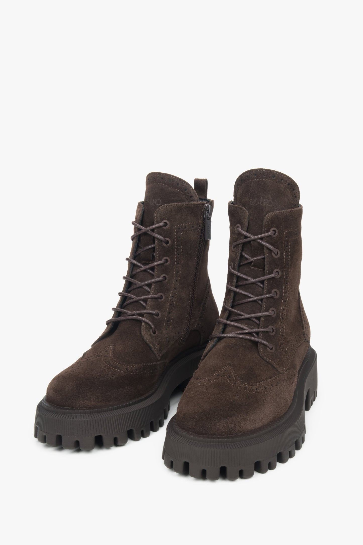 Elegante Damen-Schnürstiefeletten von Estro, gefertigt aus luxuriösem italienischem Echtvelours.