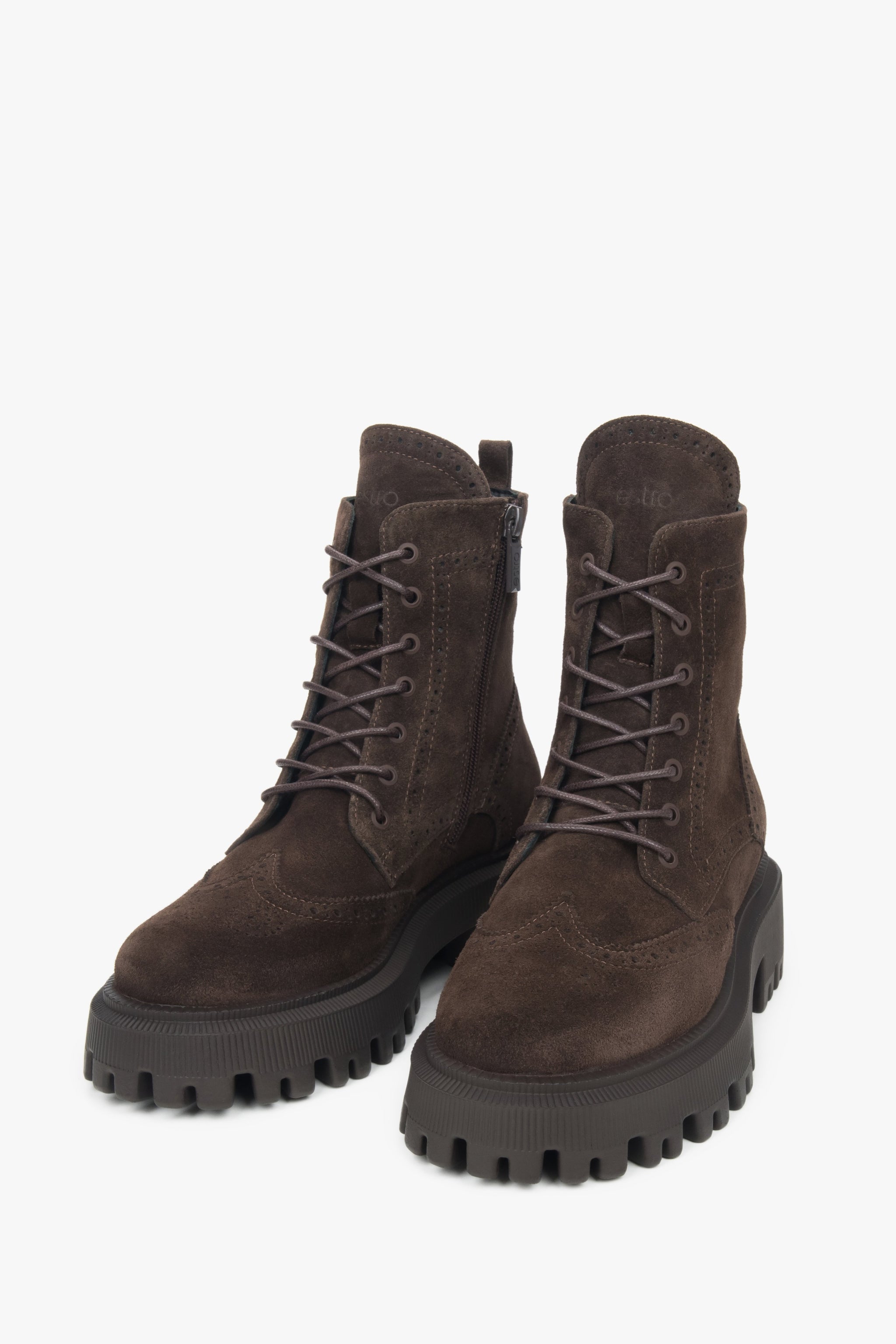 Elegante Damen-Schnürstiefeletten von Estro, gefertigt aus luxuriösem italienischem Echtvelours.