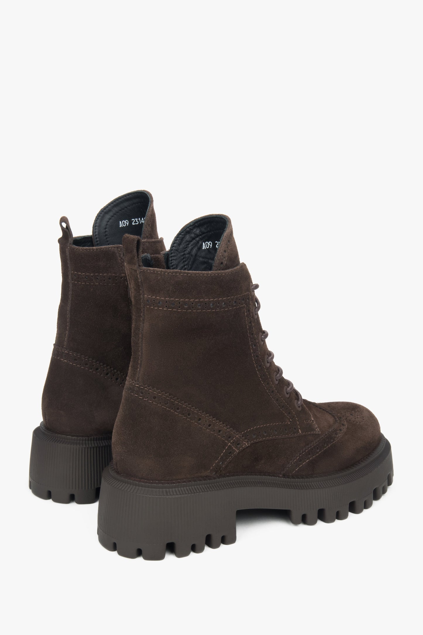 Dunkelbraune Damen-Schnürstiefeletten von Estro – die perfekte Wahl für alle, die Komfort und die Qualität von italienischem Echtvelours schätzen.