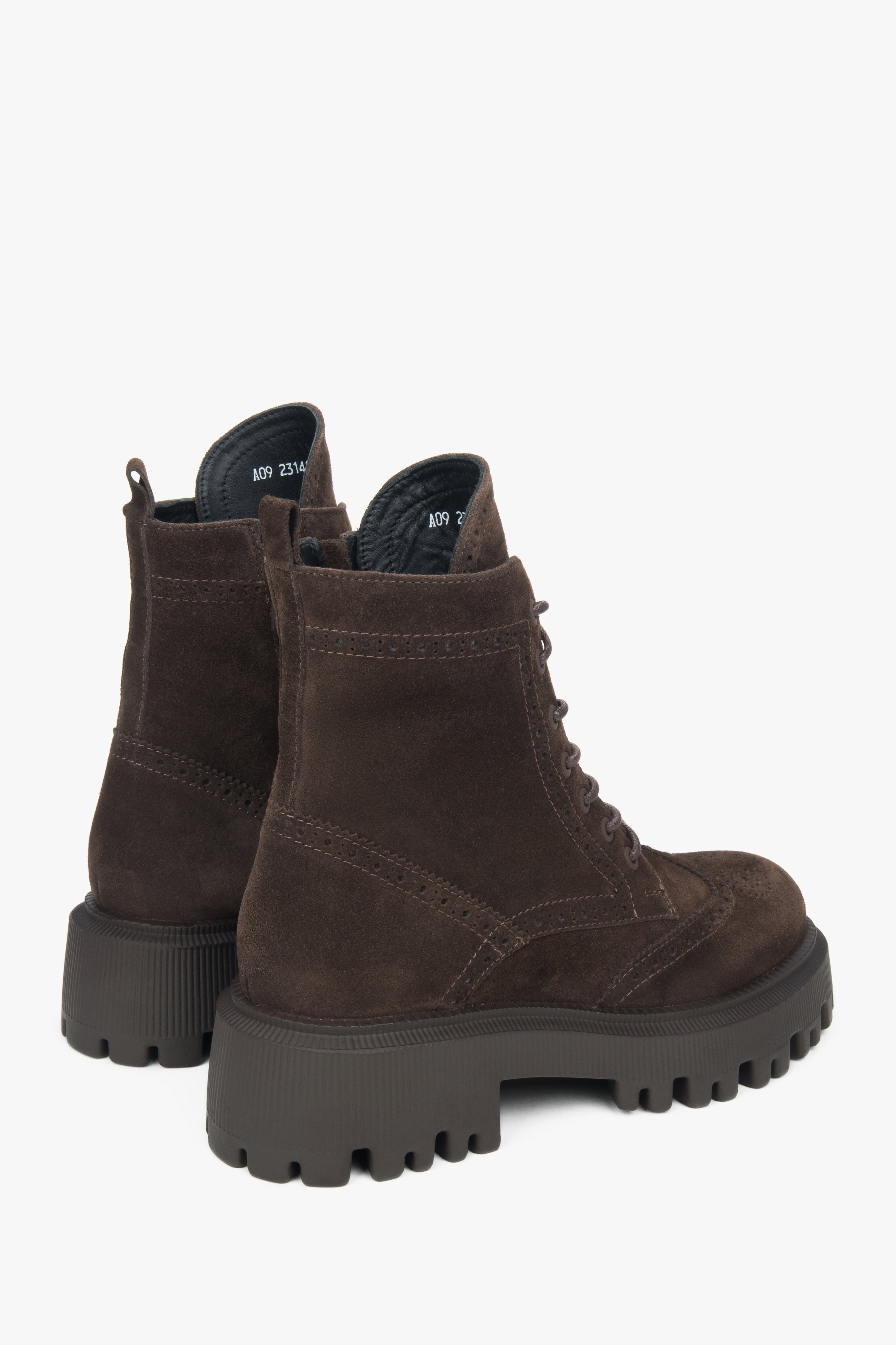 Dunkelbraune Damen-Schnürstiefeletten von Estro – die perfekte Wahl für alle, die Komfort und die Qualität von italienischem Echtvelours schätzen.