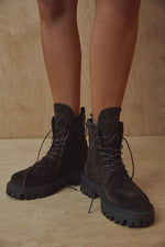 Dunkelbraune Damen-Schnürstiefelette aus echtem Velours Estro ER00117903