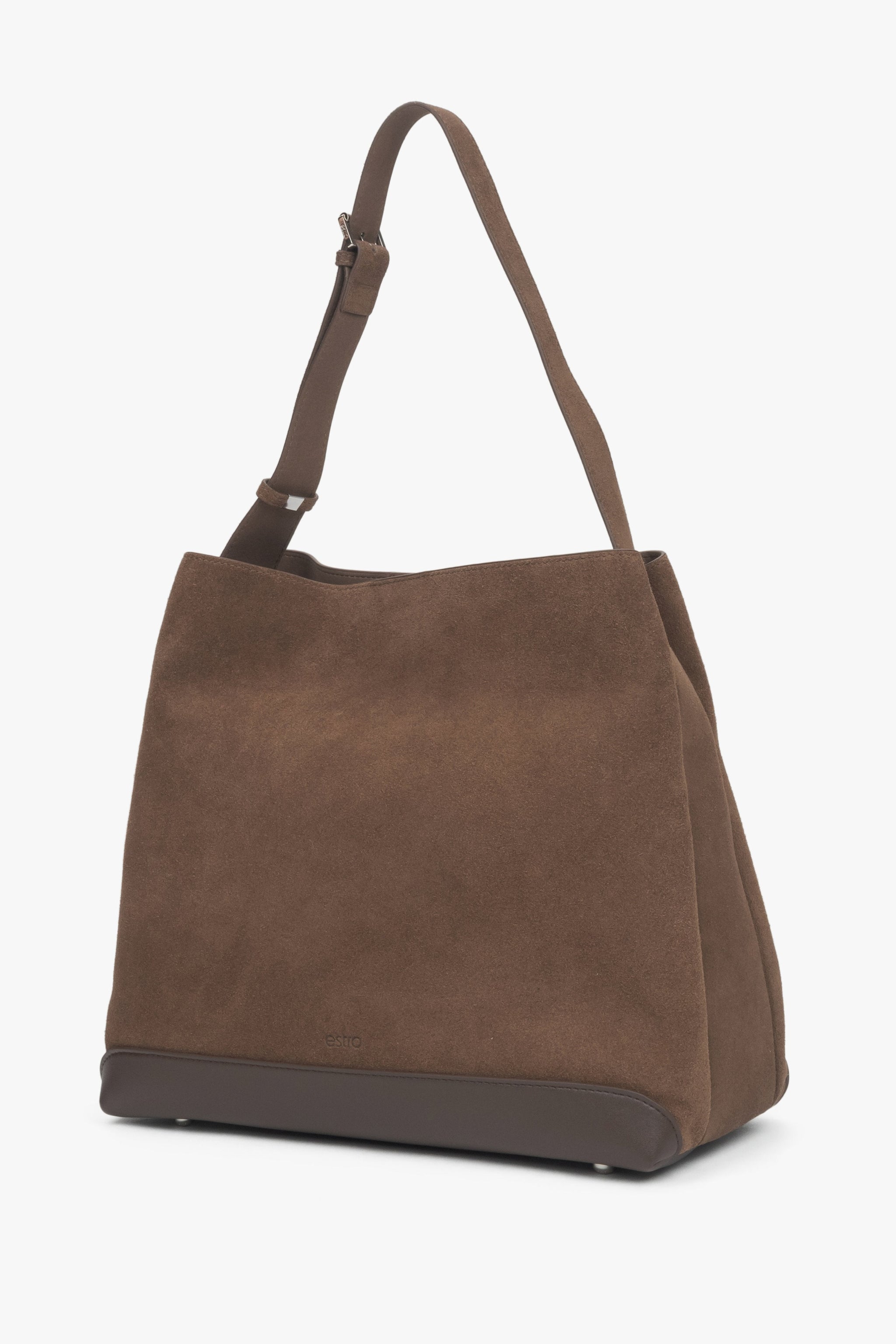Eine elegante Schultertasche von Estro in klassischem Braun, aus hochwertigem echtem Velours gefertigt.