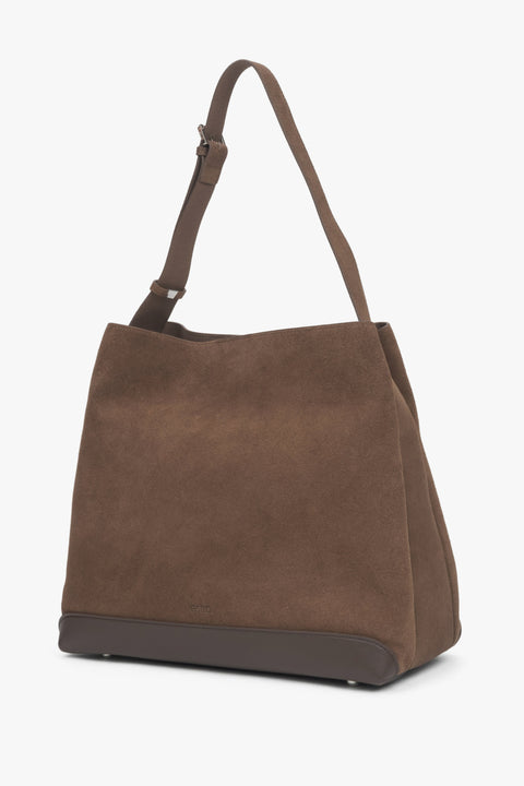 Eine elegante Schultertasche von Estro in klassischem Braun, aus hochwertigem echtem Velours gefertigt.