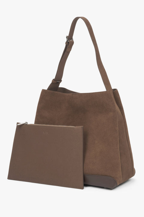 Estro Damenhandtasche in Dunkelbraun aus weichem echtem Velours, zum Tragen über der Schulter entworfen.