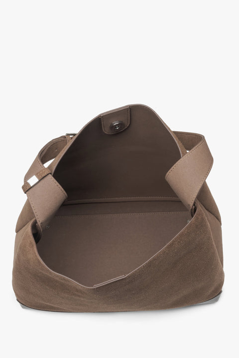 Eine stilvolle dunkelbraune Damenhandtasche von Estro aus echtem Velours, designed für angenehmes Tragen über der Schulter – Innenansicht des Modells.