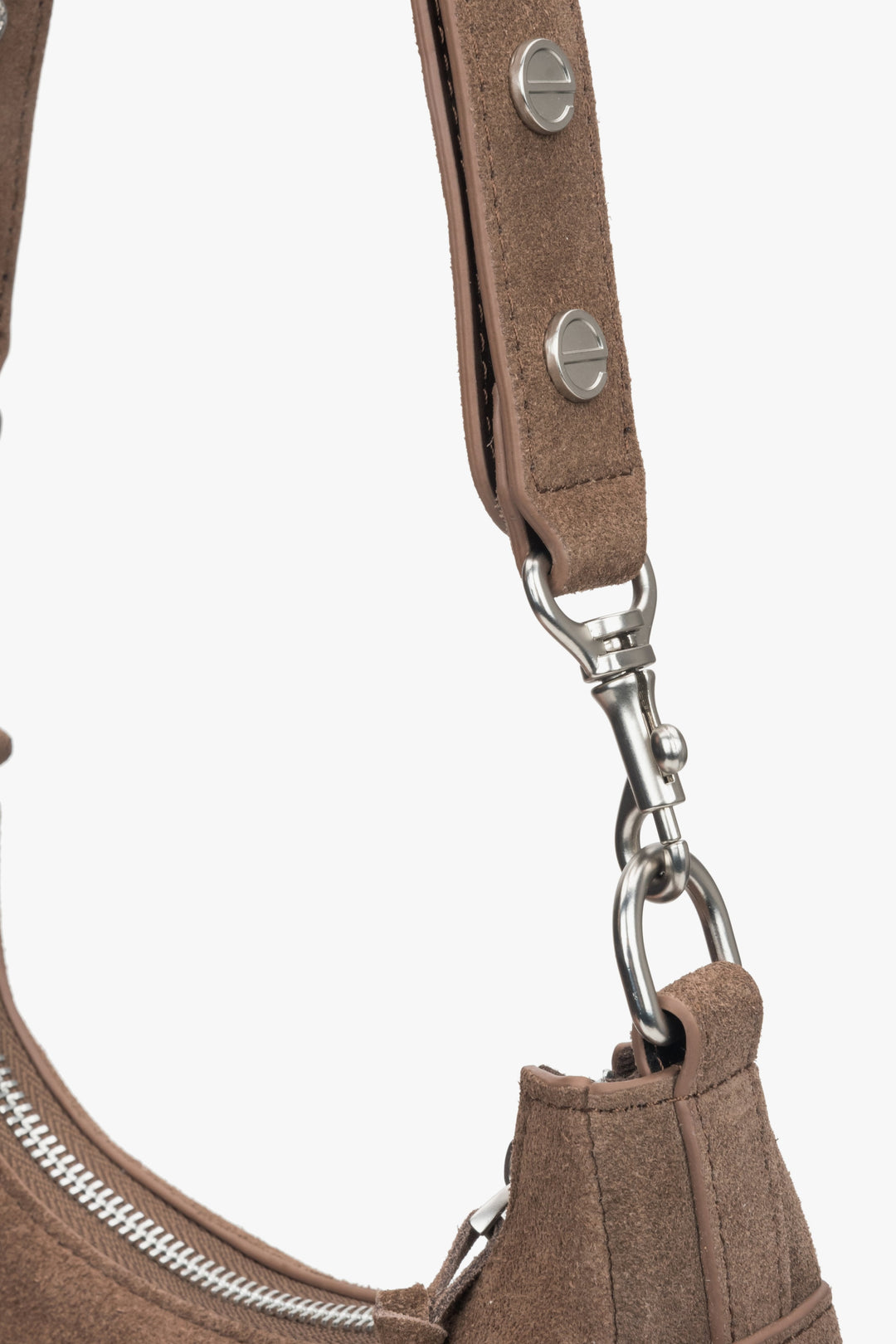 Velours-Schultertasche von Estro in Dunkelbraun mit Fransen – Details.