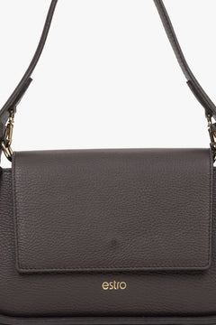 Damen-Tasche in Dunkelbraun von Estro – Nahaufnahme der Details.