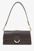Frontale Ansicht der dunkelbraunen Leder-Schultertasche mit dem langen, glatten Riemen und goldener Zierschnalle